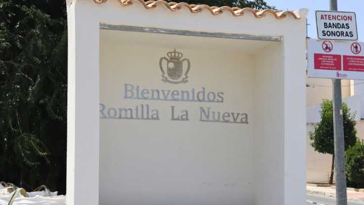 Una placa con el escudo municipal de Chauchina dará la bienvenida en Romilla