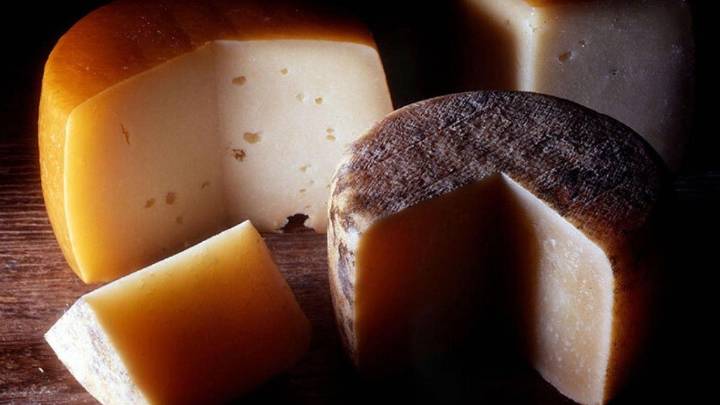 Confirman un brote de listeriosis por el consumo de un queso criollo