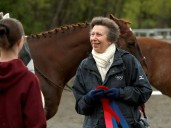 Los 75 años de la estoica, directa y campeona olímpica princesa Ana, la "verdadera" reina de Inglaterra