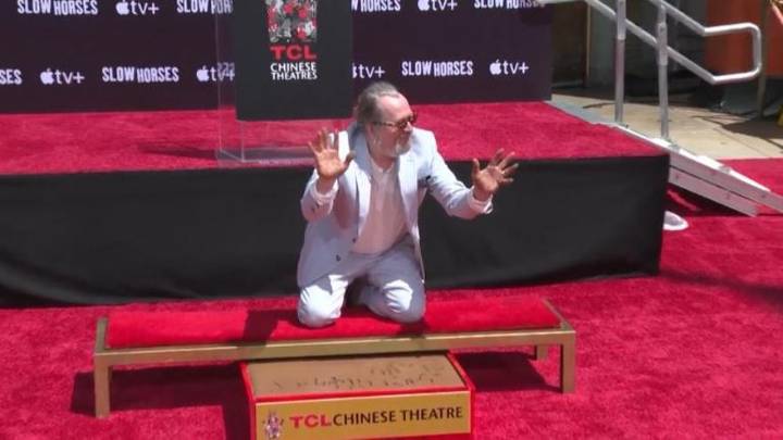 El actor Gary Oldman inmortaliza sus manos y sus pies en el Teatro Chino de Hollywood