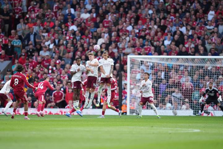 Un cañonazo de Szoboszlai decide un encorsetado duelo entre Liverpool y Arsenal