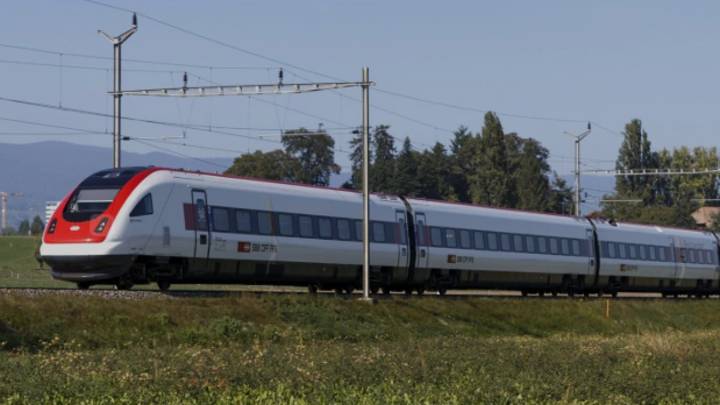 Un hombre sobrevive al aferrarse a un tren de alta velocidad que viajaba con destino a Austria: había salido a fumar un cigarrillo