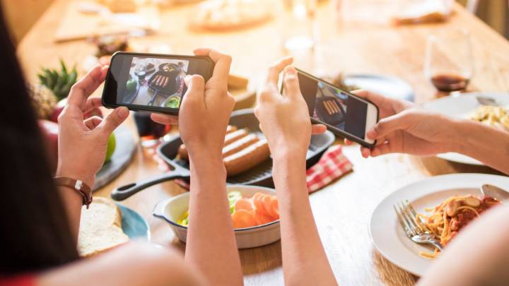 Inegi reporta que 9 de cada 10 mexicanos usa el móvil mientras comen