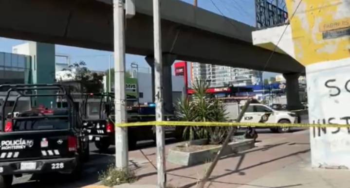 Reportan muerte de un adulto mayor en una banqueta de Monterrey