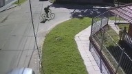 Video: un conductor atropelló a un ciclista en Banfield y se dio a la fuga