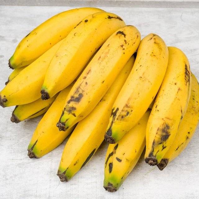 ¿Hay que lavar los bananos? Expertos advierten sobre un riesgo común al consumir esta fruta