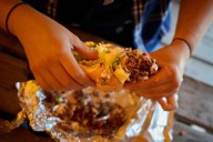 Olvide Filadelfia: locales y turistas disfrutan de cheesesteaks de alce y reno en el norte de Suecia