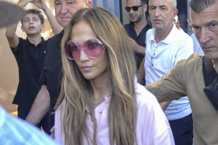 Aseguran que boutique de Chanel le negó la entrada a Jennifer López