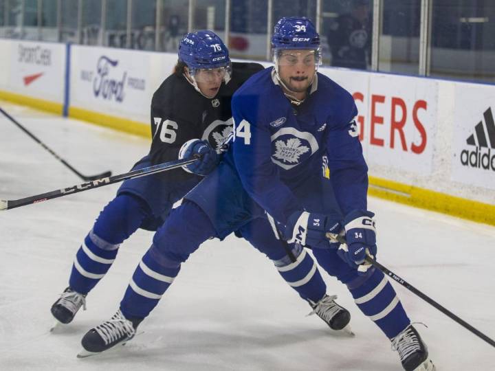 Toronto Maple Leafs sign depth defence to new contract