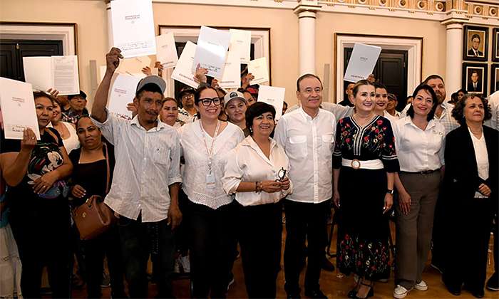Entrega gobernador escrituras a familias