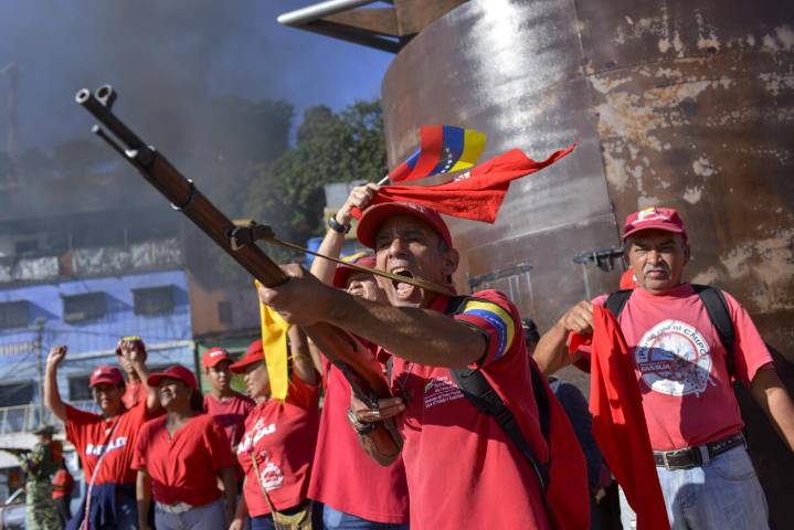 Venezuela registra a miles en la milicia ante las amenazas de EE. UU.
