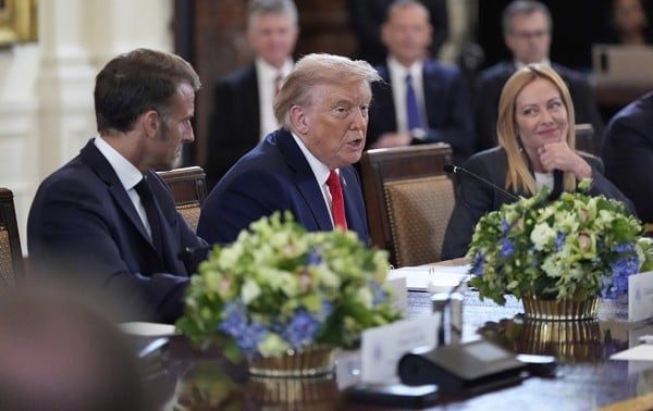 Reportan que Trump interrumpió reunión para hablar con Putin