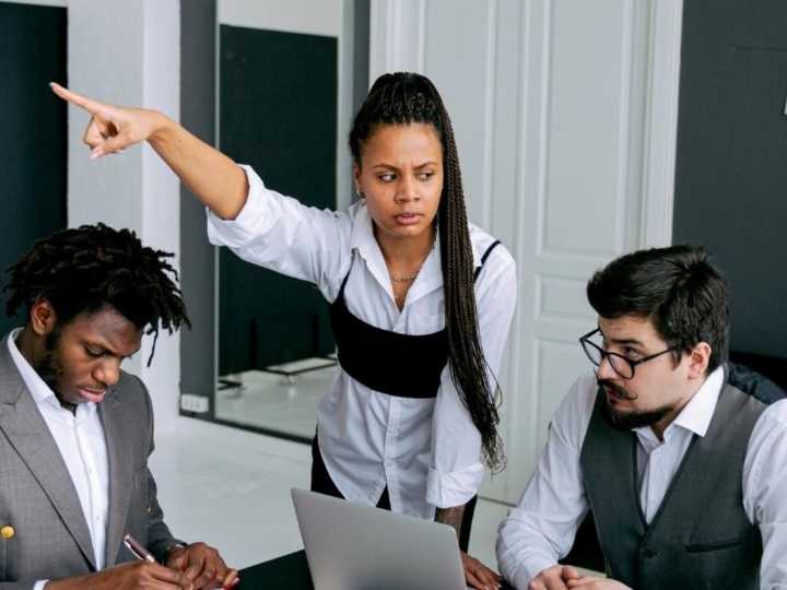 Por qué los líderes que son percibidos como “malos” parecen más inteligentes, según la psicología