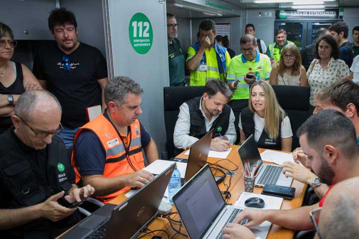 El CECOPI concentra 20 medios aéreos para atacar el incendio de Jarilla que ha quemado 12.000 hectáreas y tiene más de 130 kilómetros de perímetro