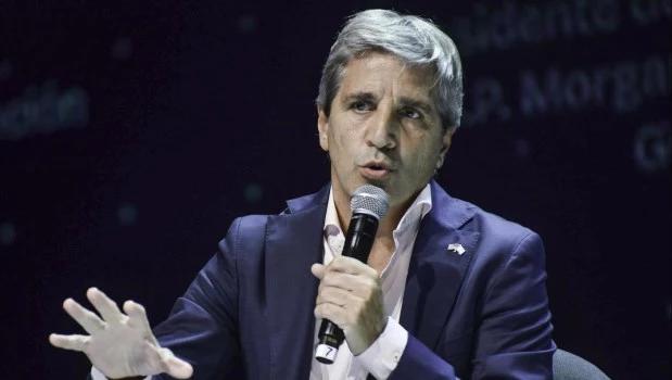 Caputo afirmó que la suba de tasas es “transitoria” y admitió un impacto en la economía