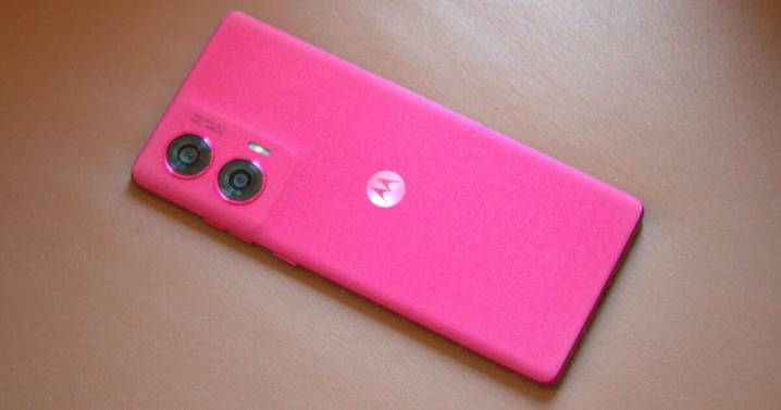 Cuál es el precio de este Motorola con pantalla POLED 120Hz, RAM de 16GB y carga rápida