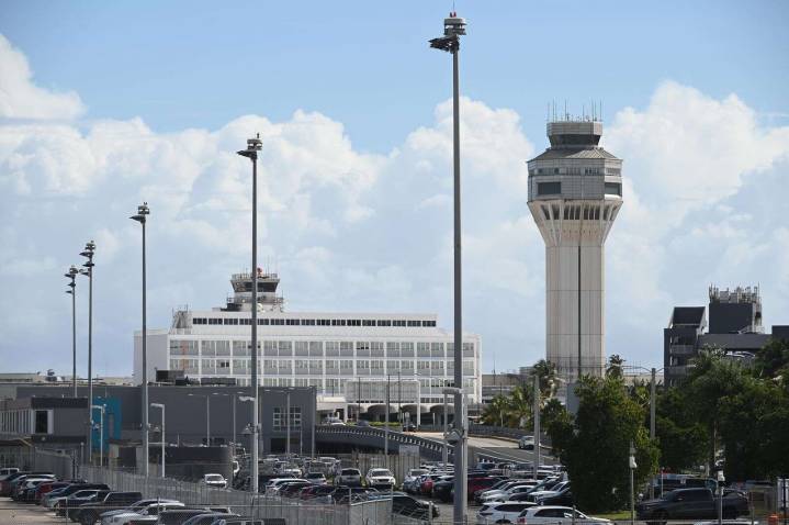 Paso cercano del huracán provoca cancelaciones de vuelos en aeropuerto LMM – NotiCel 