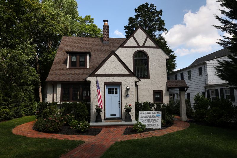 US pending home sales ease in July