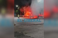 Barrio Belgrano: impactantes imágenes de una camioneta en llamas