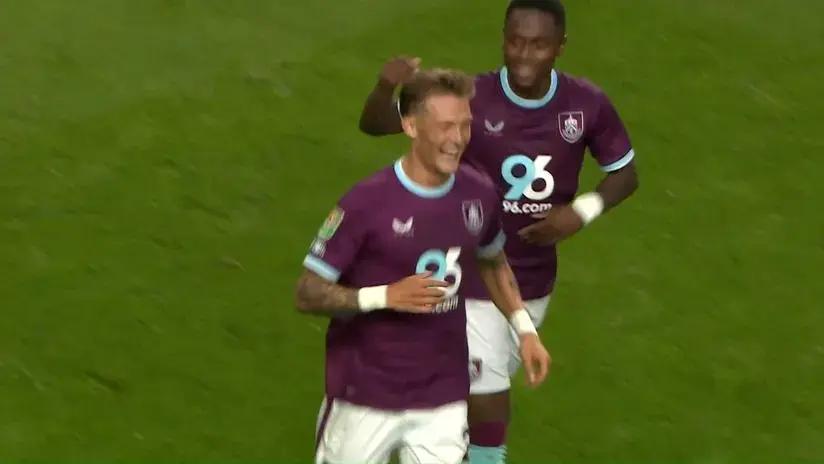 De 9: así fue el primer gol de Oliver Sonne con el Burnley que le dio la clasificación
