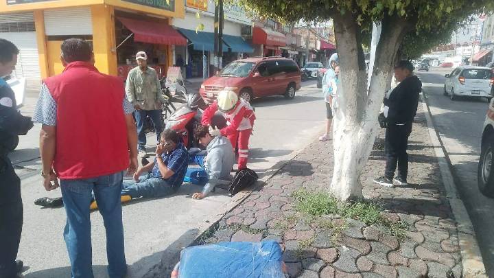Adulto y menor resultan heridos tras accidente en moto en Acámbaro
