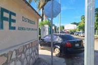 “Me cansé que me engañen": Abuelito de Felipe Carrillo Puerto bloquea con su coche entrada de la CFE tras pasar mes y medio sin luz