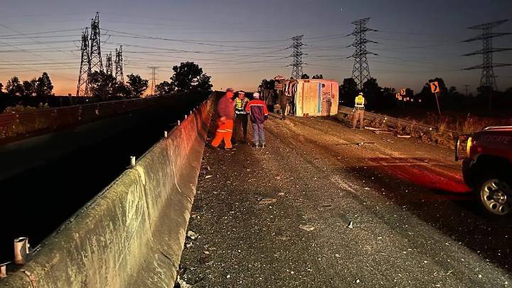 Más 30 personas resultan lesionadas tras volcadura de autobús en la carretera 45 sur; provenían de Torreón