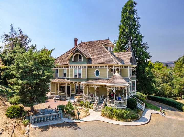 Historic Queen Anne mansion in The Dalles for sale at $897K