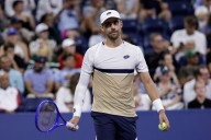 Medvedev's US Open match delayed by booing fans after photographer enters the court