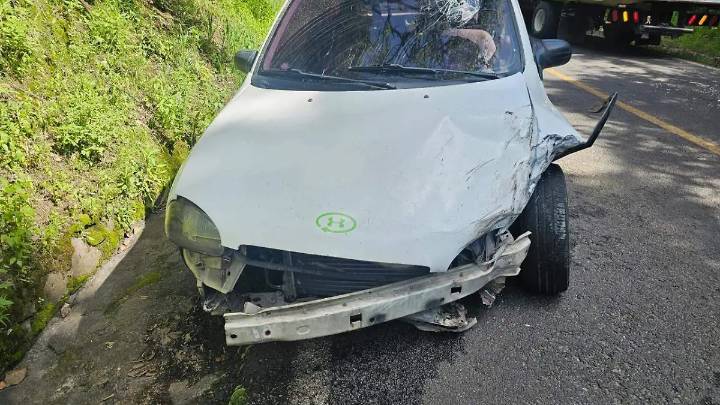 Aparatoso percance al chocar de frente en Amealco