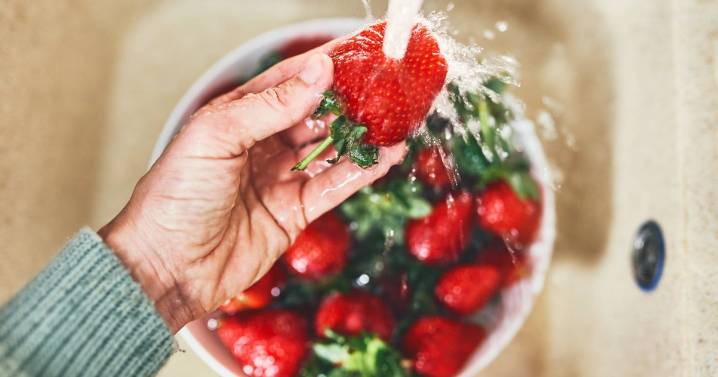 Strawberries stay fresh for weeks if you soak them in cheap ingredient before fridge
