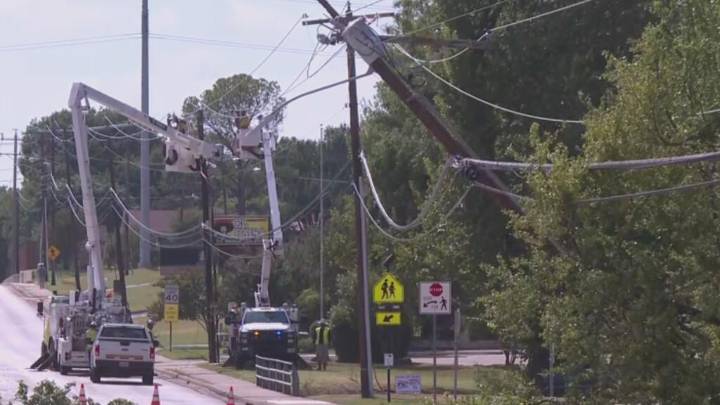 Ráfagas de viento provocan caída de árboles y tendido eléctrico en algunas zonas del norte de Texas