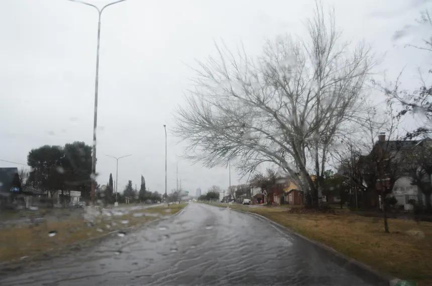 Un domingo con lluvias, viento sur y frío en Santa Rosa