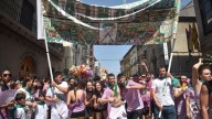 Cabalgata de San Lorenzo: reivindicación, sátira y calor bajo la marea morada