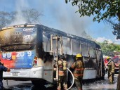 En oportuna atención, autoridades sofocan incendio de unidad de transporte urbano en boulevard México