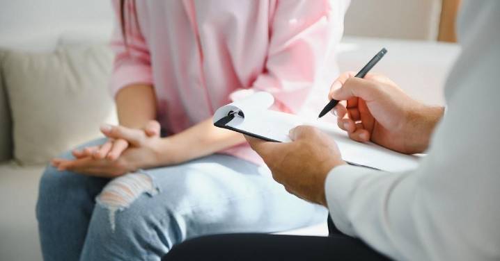 La depresión en menores se manifiesta con dolor físico, irritabilidad o bajo rendimiento escolar, según psicóloga