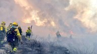 El incendio de Ourense llega a Zamora descontrolado, muy agresivo y con un frente de 20 kilómetros: líneas de trenes cortadas