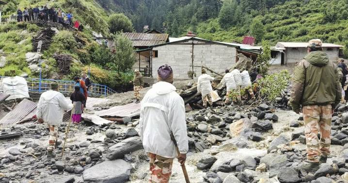 Rescatistas buscan a decenas de desaparecidos tras inundaciones letales en norte de India