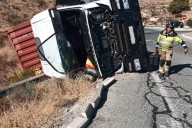 Un camionero resulta herido leve tras volcar en la carretera RM