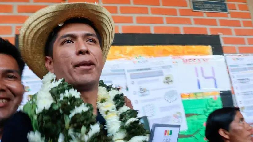 Una turba apedrea al candidato Andrónico Rodríguez tras emitir su voto durante las elecciones en Bolivia