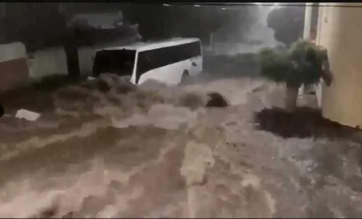 Dos muertos en Querétaro tras desbordarse el canal de Peñuelas por lluvias