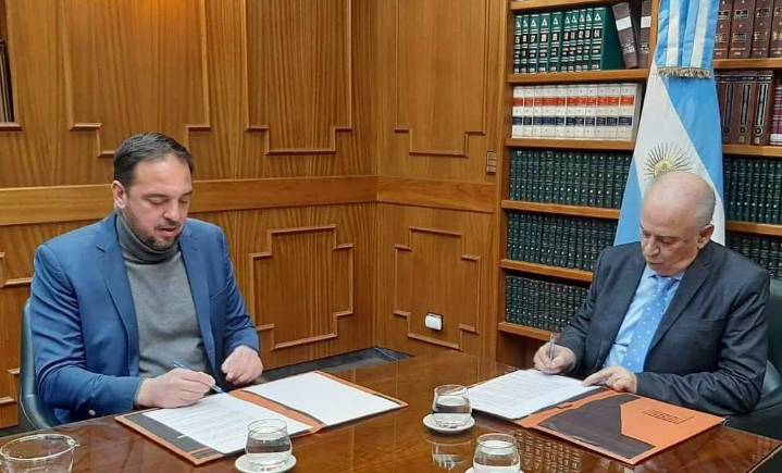 El STJ y Santa Rosa firman convenio para compactar vehículos decomisados: la recaudación irá a ONG’s