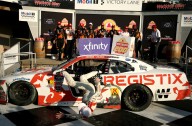 Piloto de Nascar se rompe la clavícula al caer mientras celebraba su triunfo