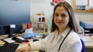 Leticia Iglesias, oncóloga: «Es importante concienciar a la población masculina de que, si se nota un bulto en la mama, consulte sin miedo»