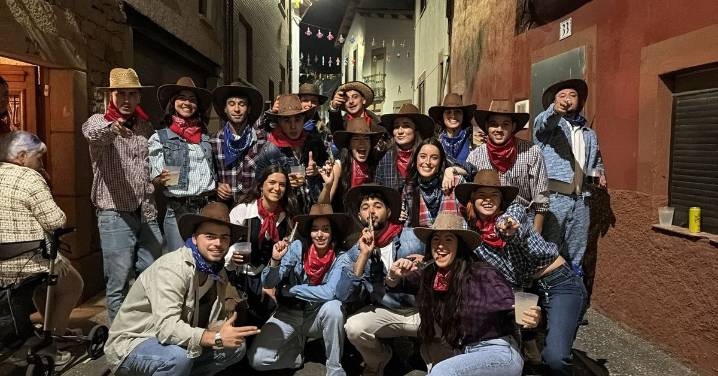 Pereña de la Ribera se llena de diversión en su espectacular desfile de carrozas