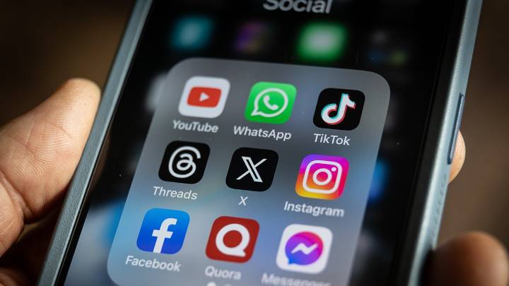 Instagram rolls out maps, repost features to boost user experience