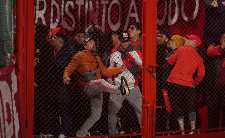 Traumatismos craneoencefálicos, fracturas y cortes; estos son los daños que sufrieron asistentes en el Independiente vs U de Chile