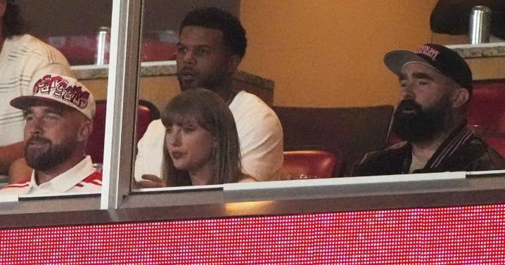 Taylor Swift makes a surprise appearance at Nebraska