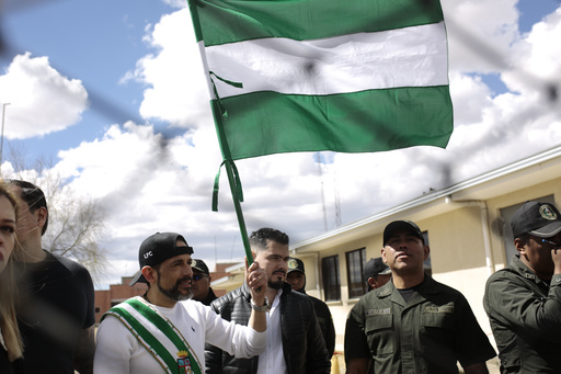 "Se acabaron los días negros". Suspendido gobernador y líder opositor boliviano es excarcelado
