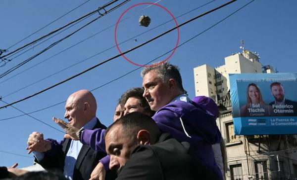 Piedrazos a Milei en Lomas de Zamora: tuvieron que evacuar al presidente y suspender la caravana